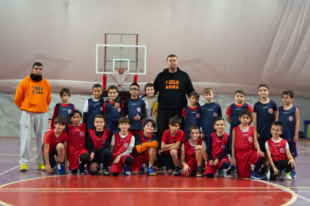 Foto di gruppo della Tiger Roma Basket Falchi