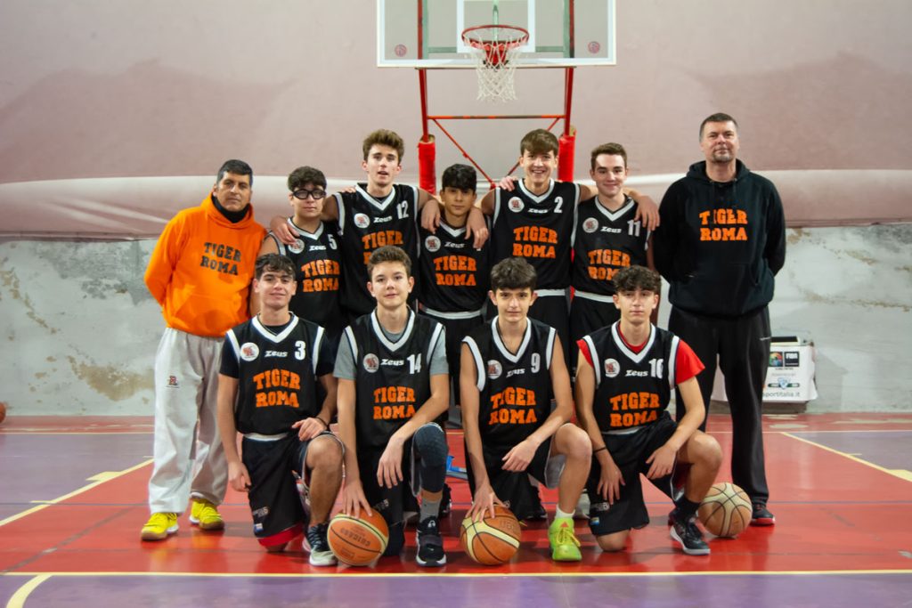 Foto di gruppo della Tiger Roma Basket Under 17 Silver