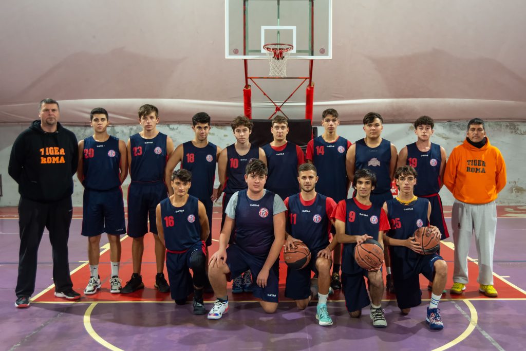 Foto di gruppo della Tiger Roma Basket Under 19 Silver